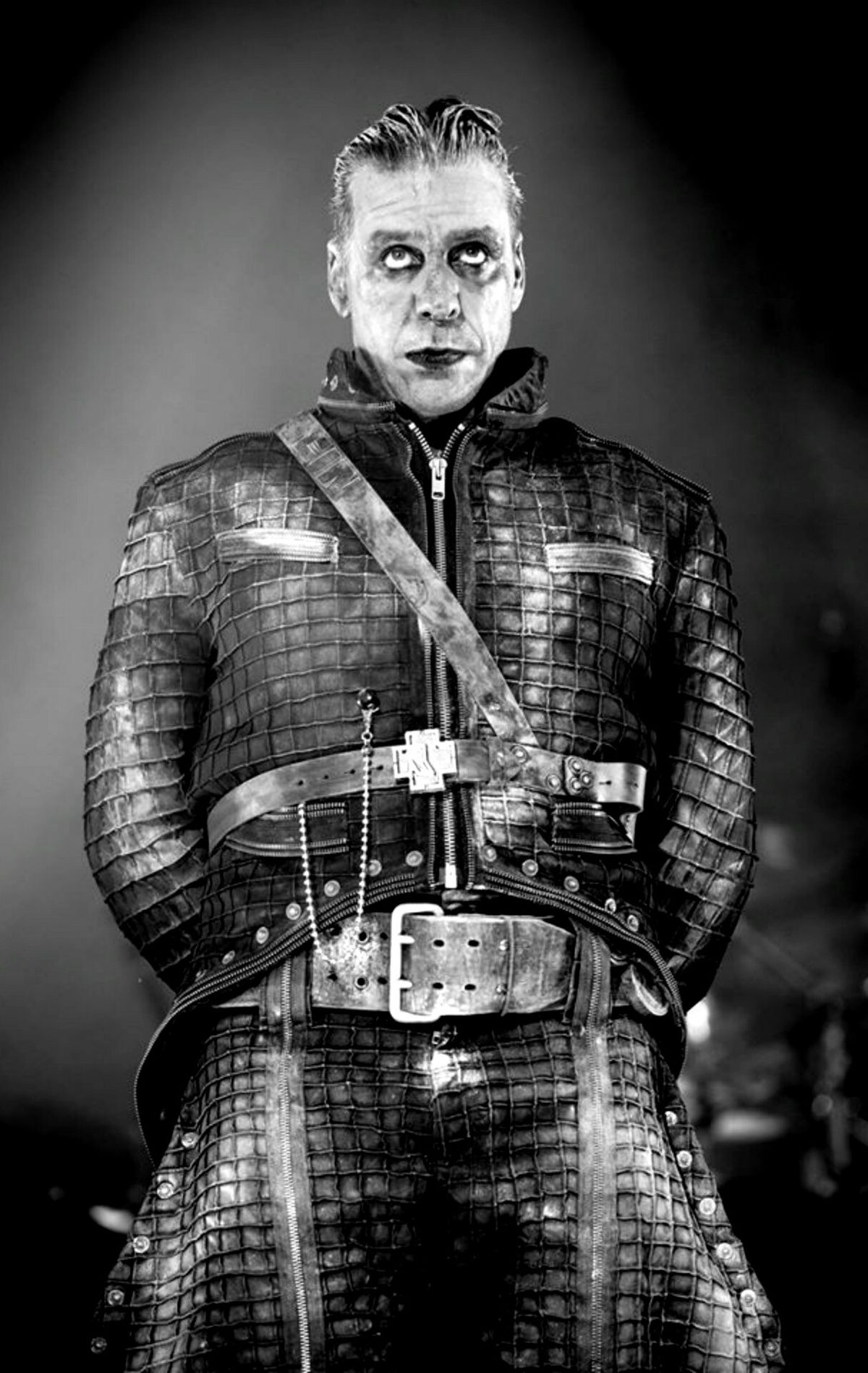 Rammstein - Till Lindemann con traje de cuero en escenario