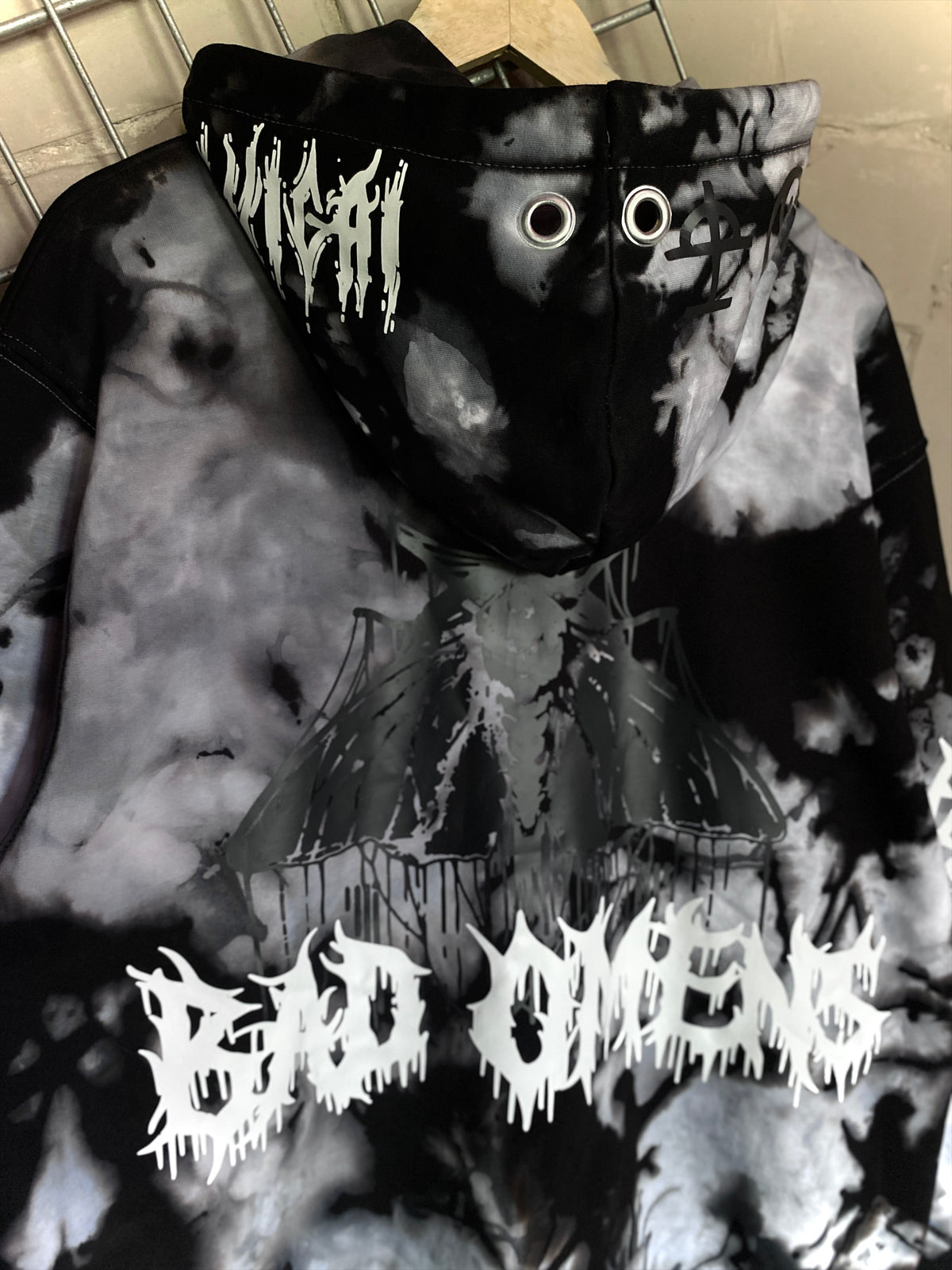 BAD OMENS WHITE&BLACK HOODIE