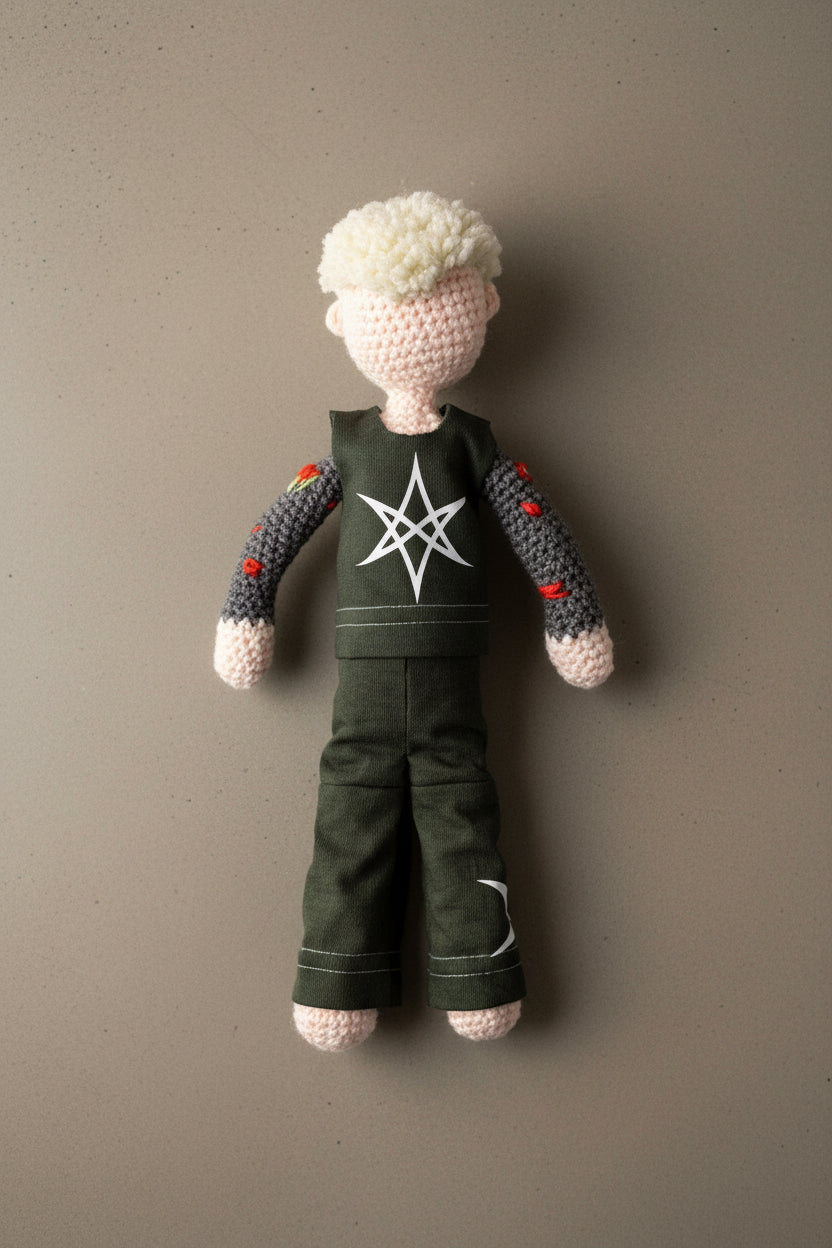 OLI SYKES MUÑECO/DOLL (Stock 1)
