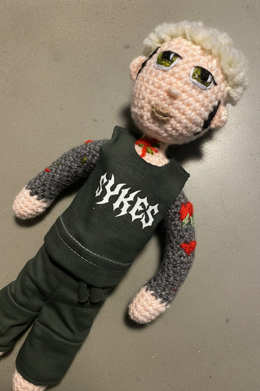 OLI SYKES MUÑECO/DOLL (Stock 1)