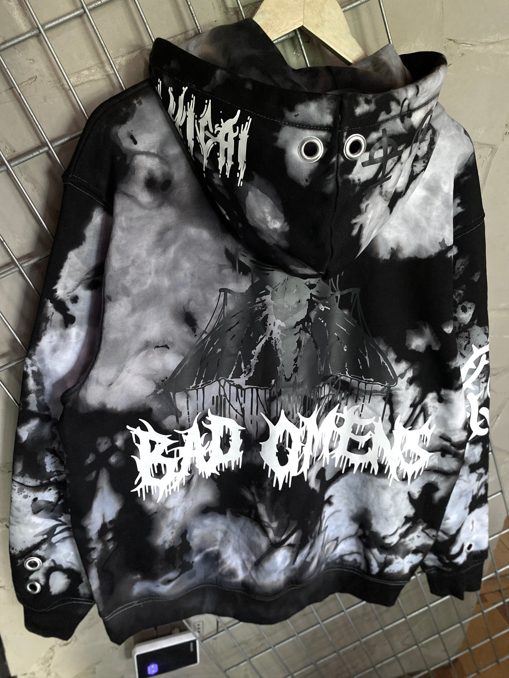 BAD OMENS WHITE&BLACK HOODIE