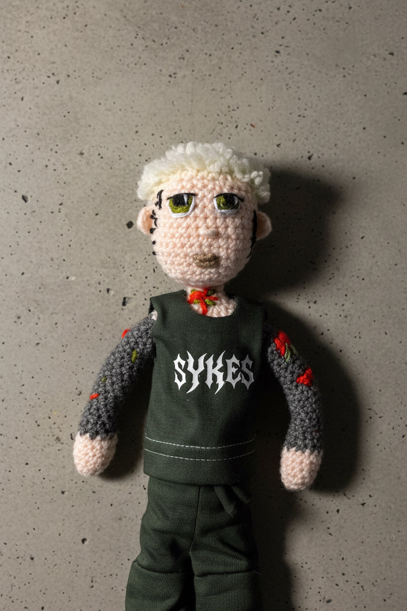 OLI SYKES MUÑECO/DOLL (Stock 1)