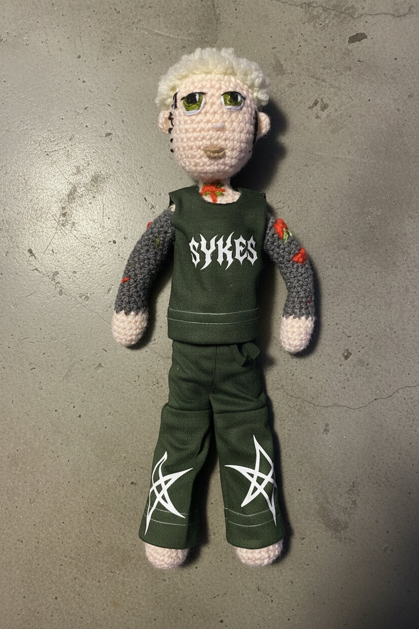 OLI SYKES MUÑECO/DOLL (Stock 1)